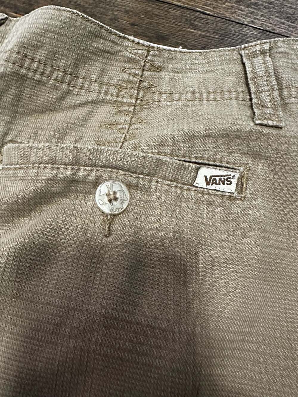 Vans Size 32 Tan Brown Embroidered Skull Pocket Skater Cargo Shorts Textured - Picture 7 of 8